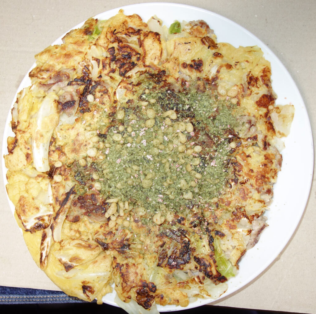 お皿に盛られたお好み焼き