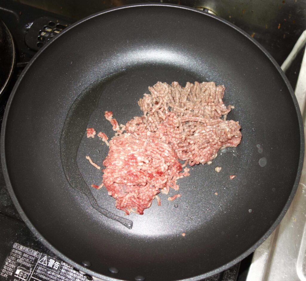 フライパンで炒めているひき肉