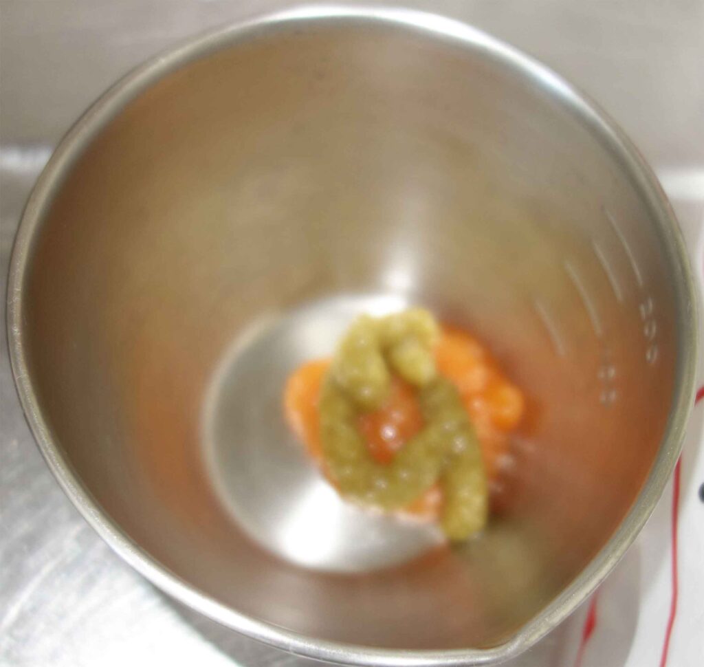 計量カップに入った人参とペースト状の野菜