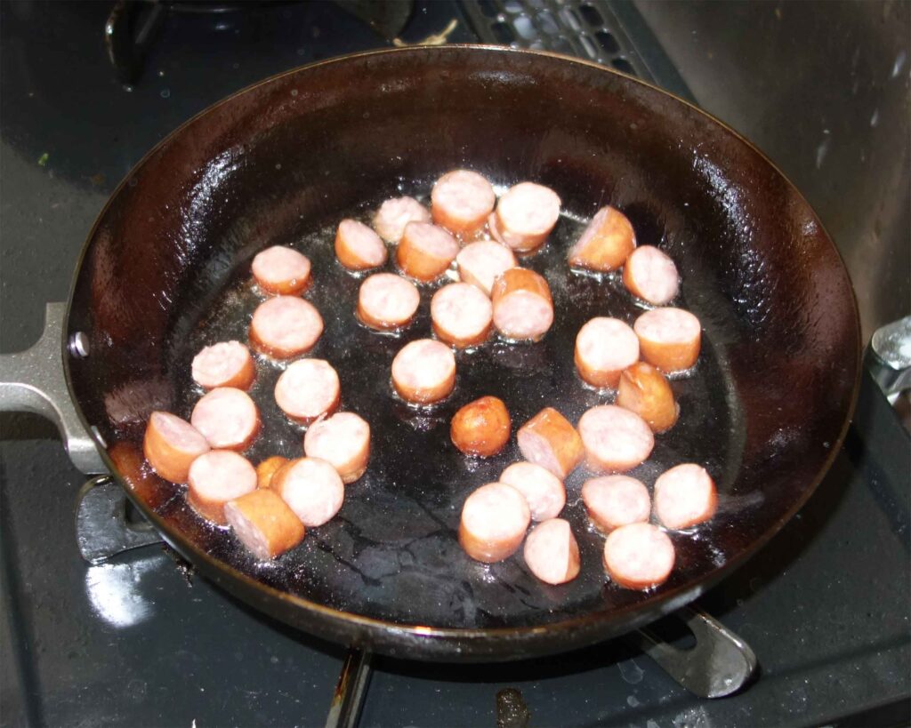 フライパンで焼いたソーセージ