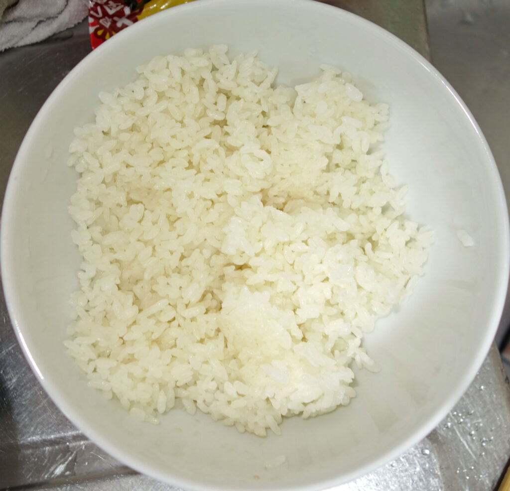 白い器に入ったごはん