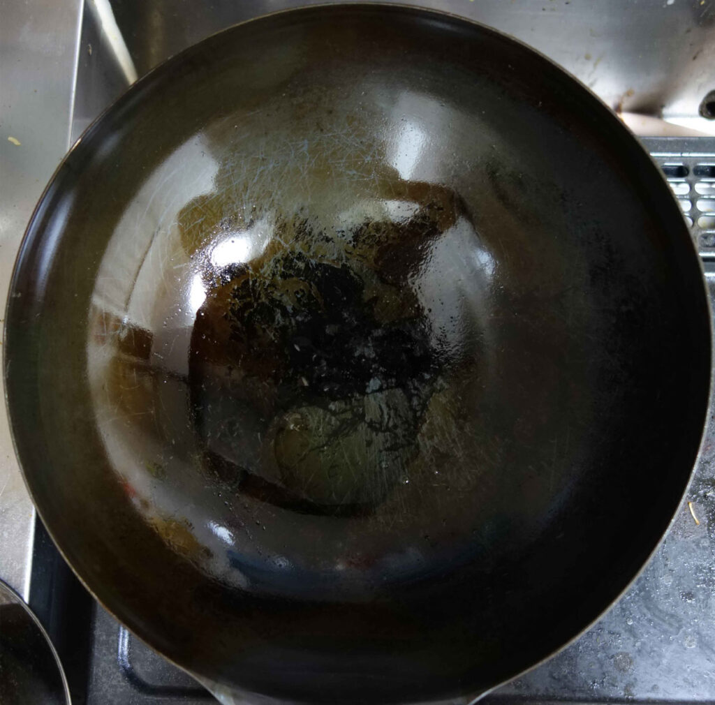 使い込まれた中華鍋