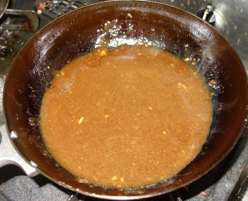 フライパンの中の茶色いソース