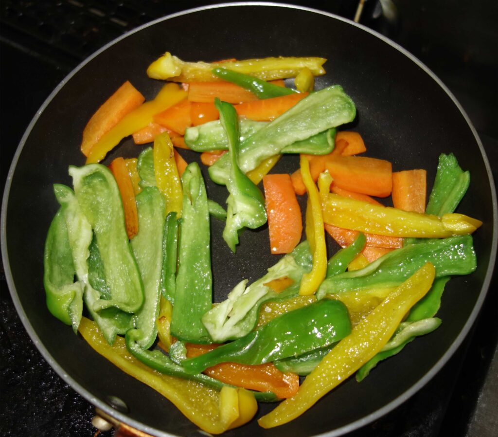 フライパンで炒めた色とりどりの野菜