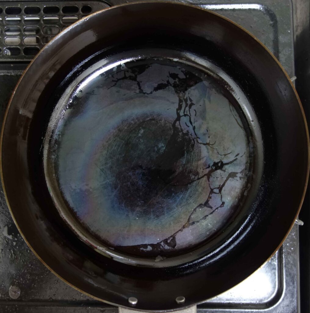 使い込んだフライパン