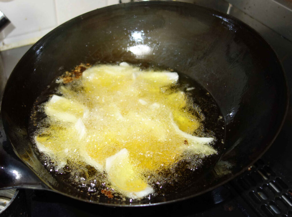 油で揚げている玉ねぎ