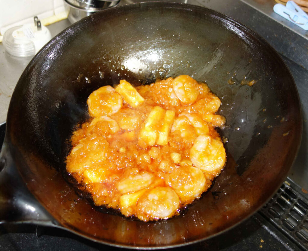 エビチリを中華鍋で作っている様子