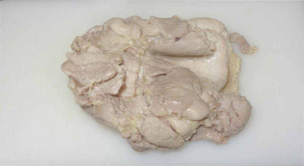 まな板の上の鶏もも肉