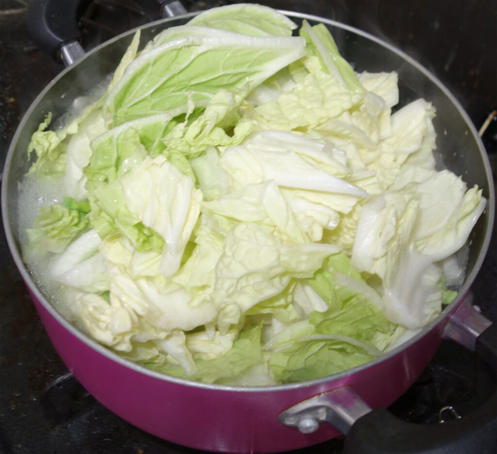 鍋で煮込まれる白菜