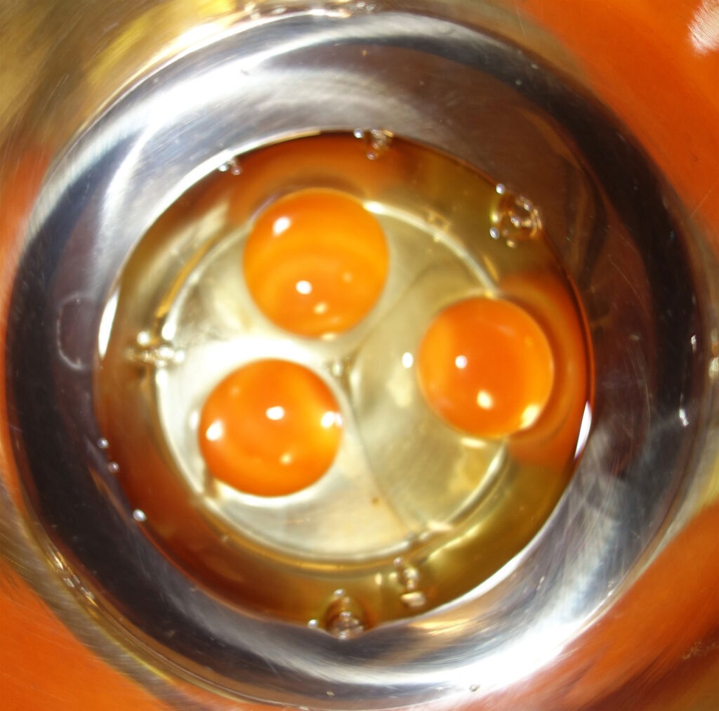 ボウルに入った3つの卵