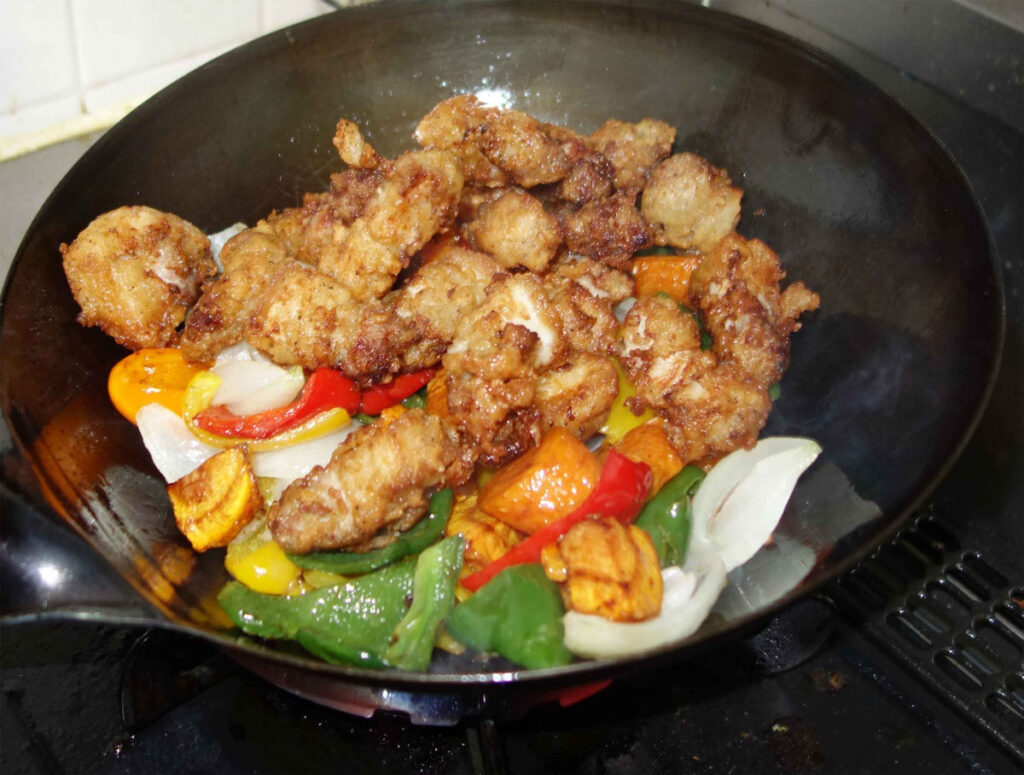 中華鍋で鶏肉の唐揚げと野菜炒め