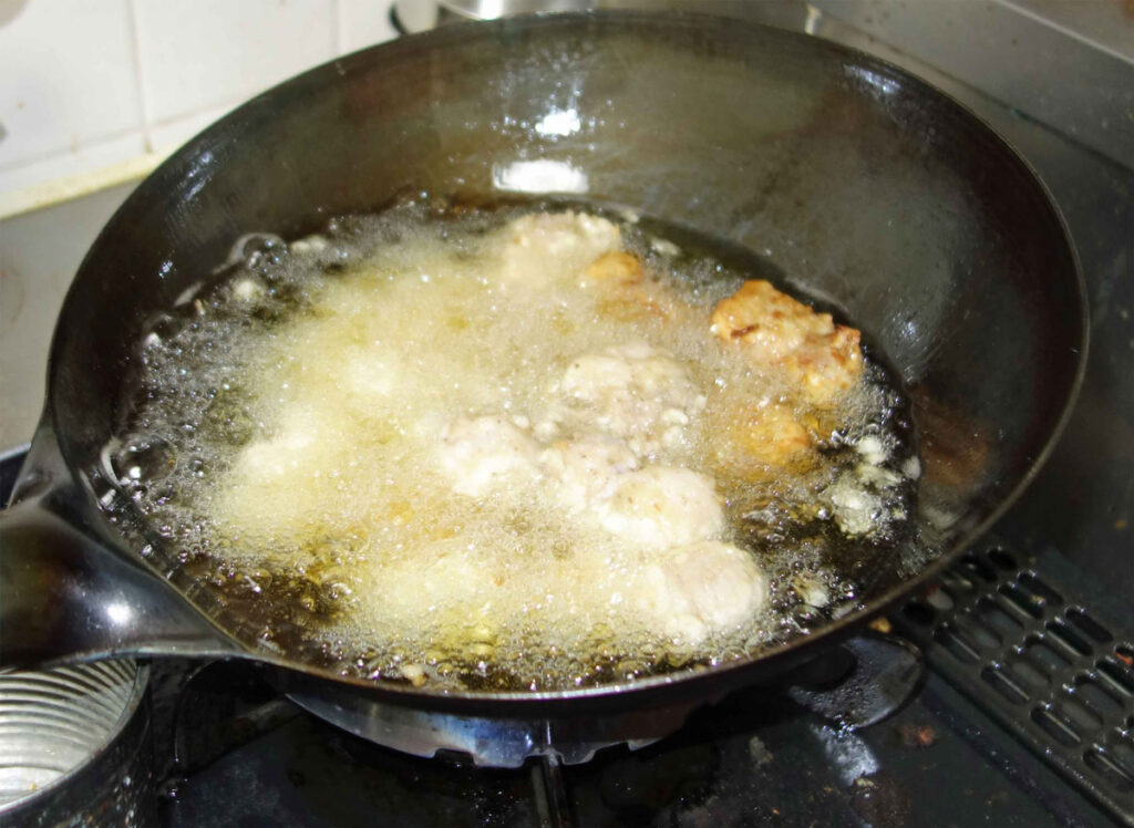 からあげを油で揚げる様子