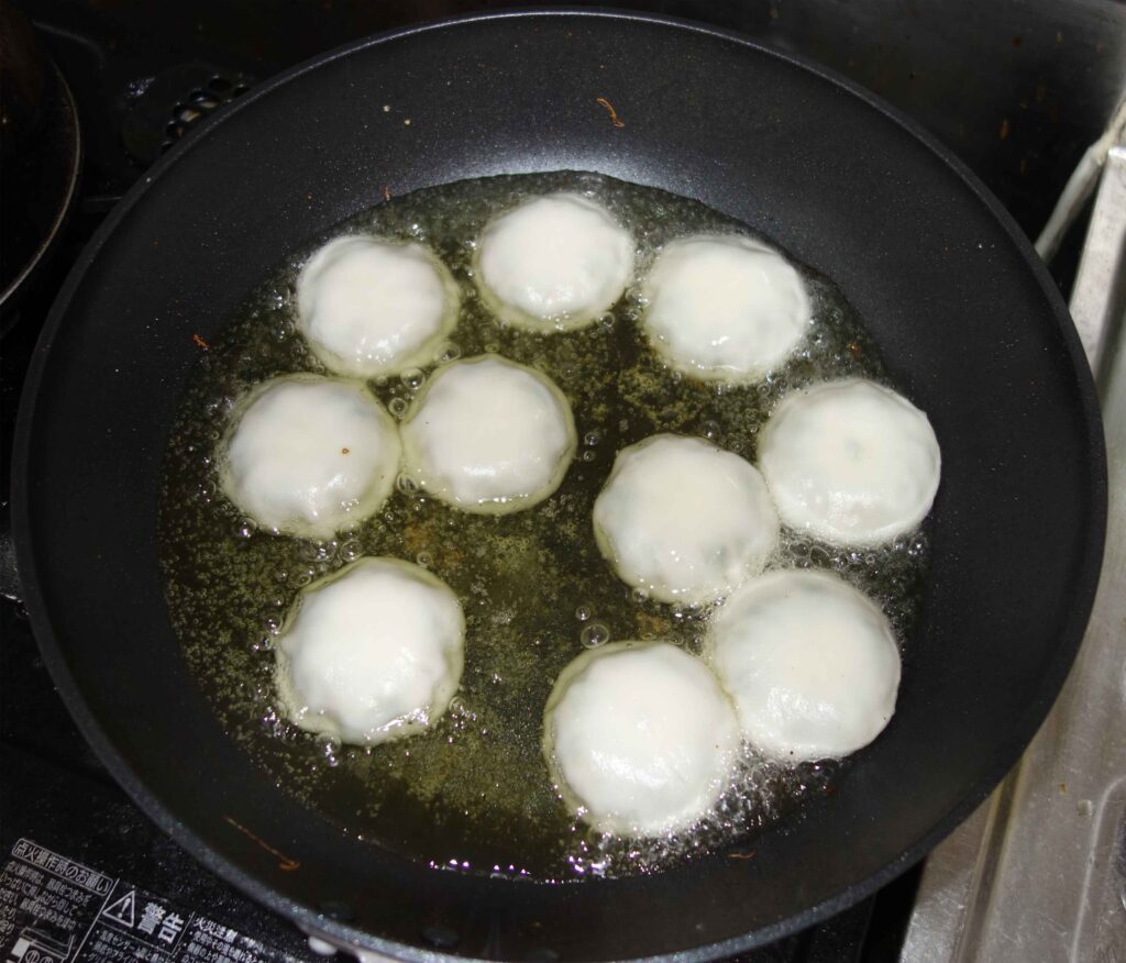 油で揚げられた丸いお菓子