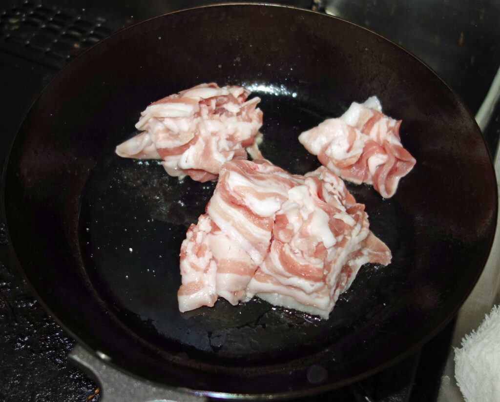 フライパンで焼く豚バラ肉