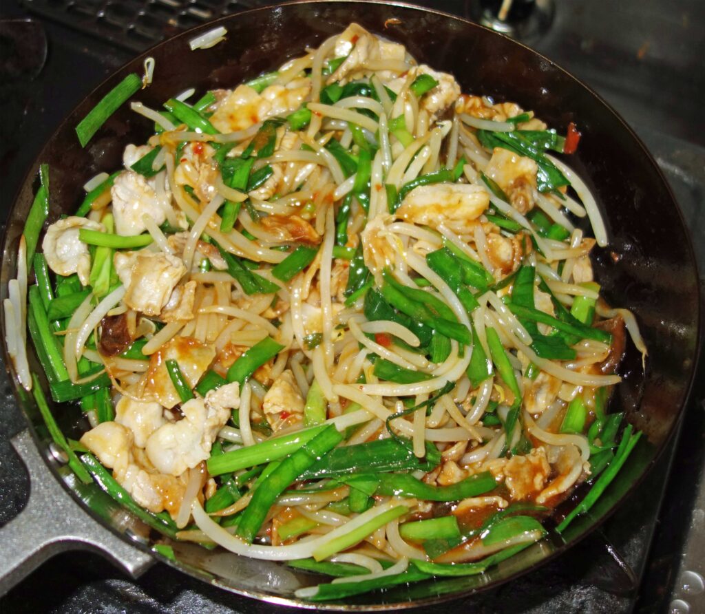 豚肉ともやしとニラを炒めた料理