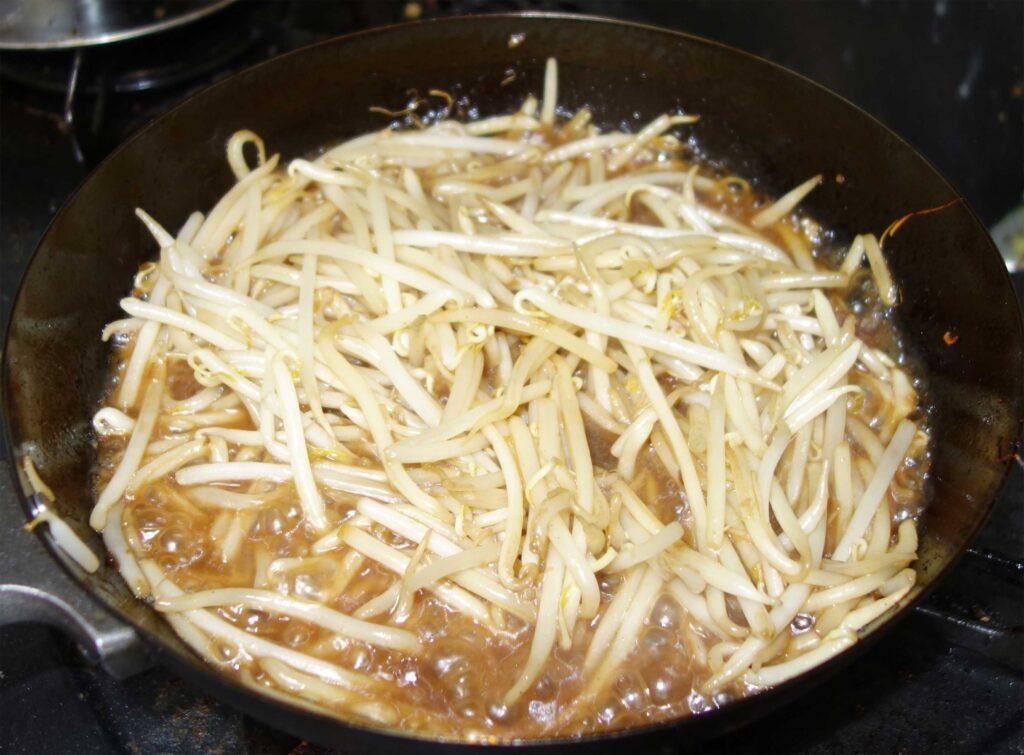 フライパンで調理中のもやし炒め