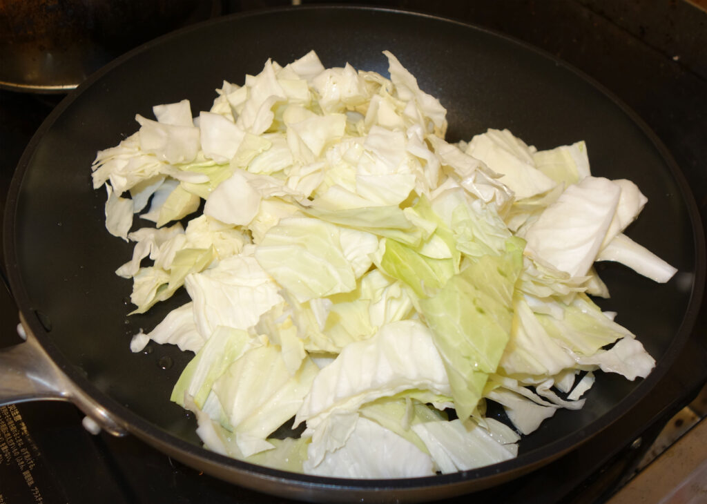 フライパンで炒めるキャベツ