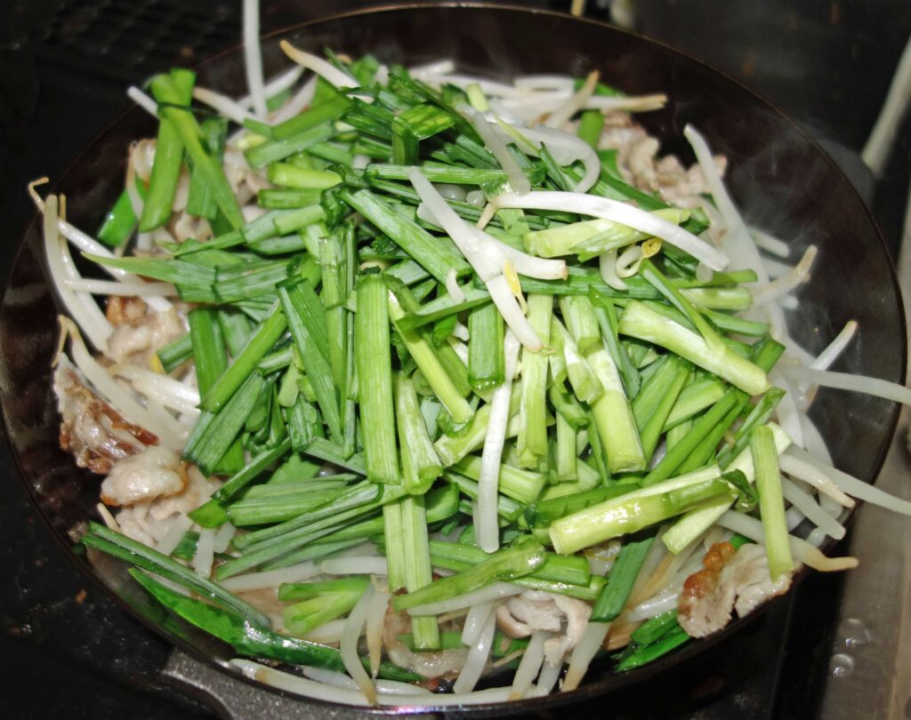 ニラともやしと豚肉の炒め物