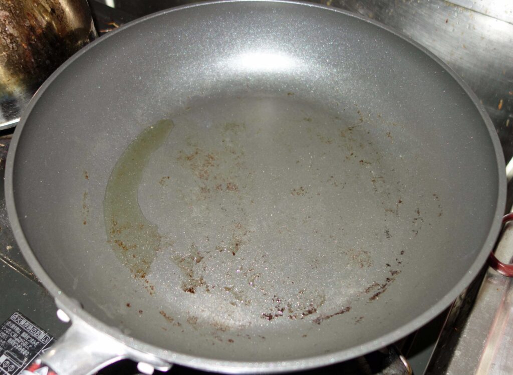 油が少し残ったフライパン