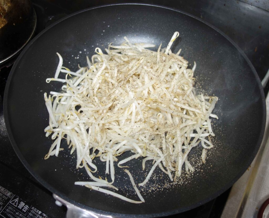 フライパンで調理中のもやし