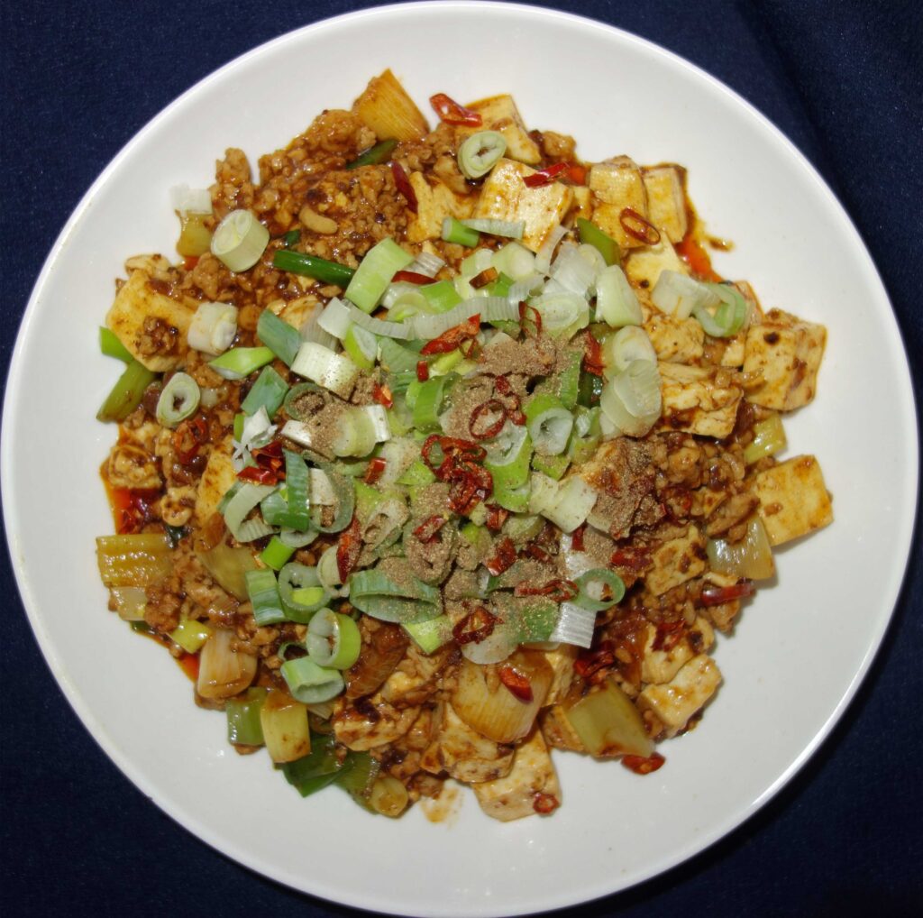 白い皿に盛られた麻婆豆腐