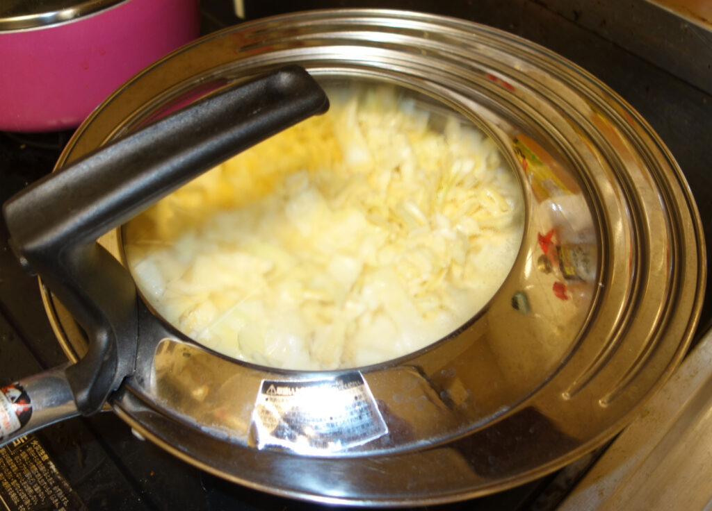 キャベツを煮込んでいる鍋