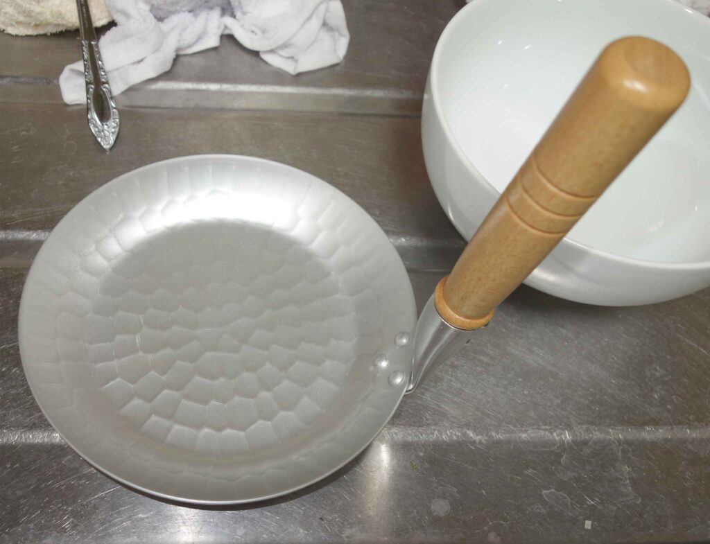 取っ手付きの小さいフライパン