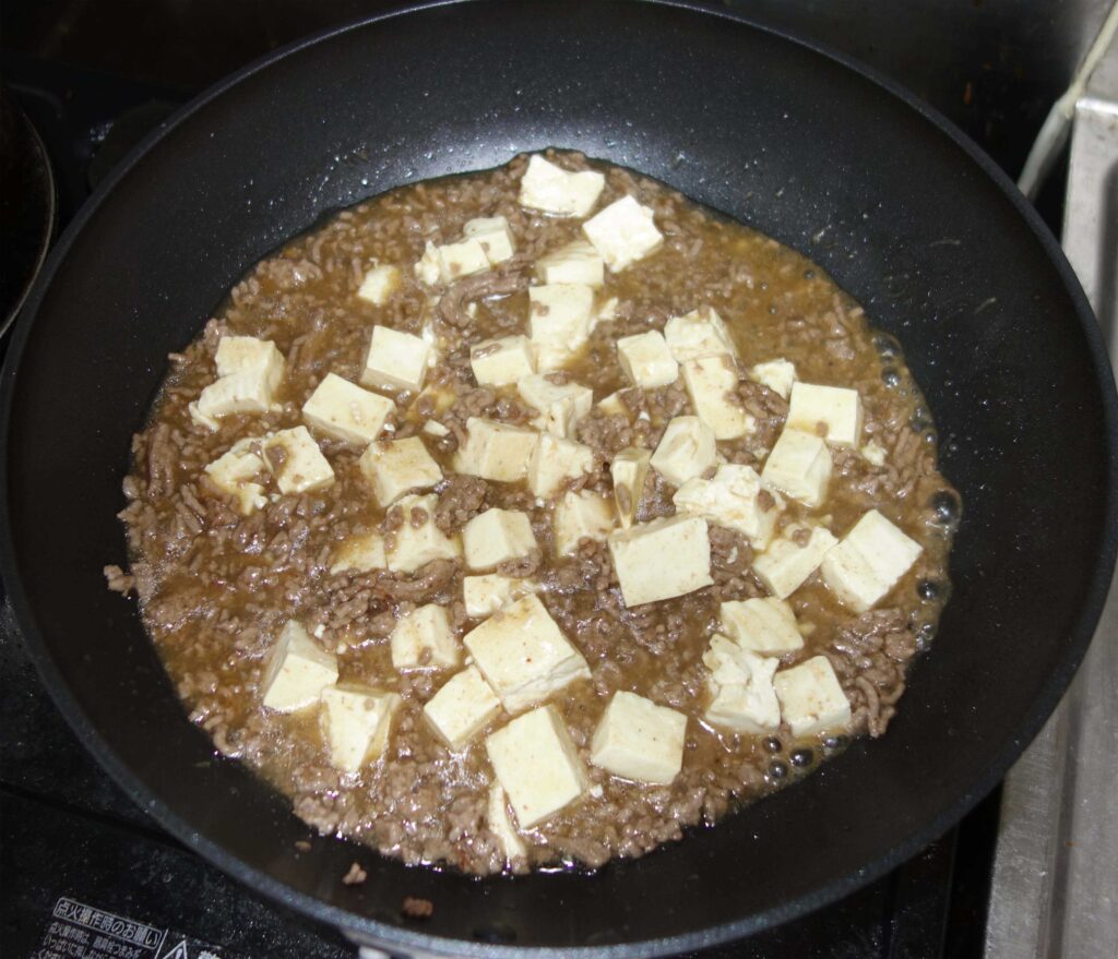 フライパンで調理中の麻婆豆腐