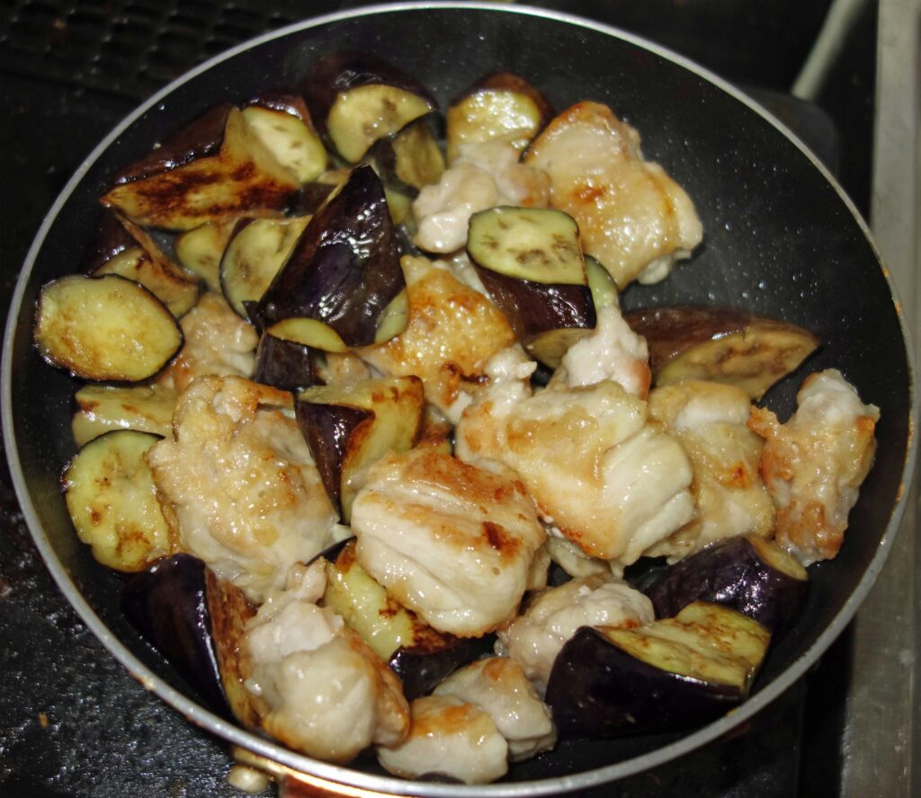 鶏肉となすの炒め物