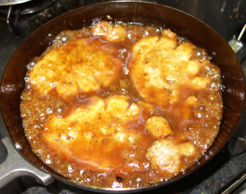 フライパンで調理された鶏肉料理