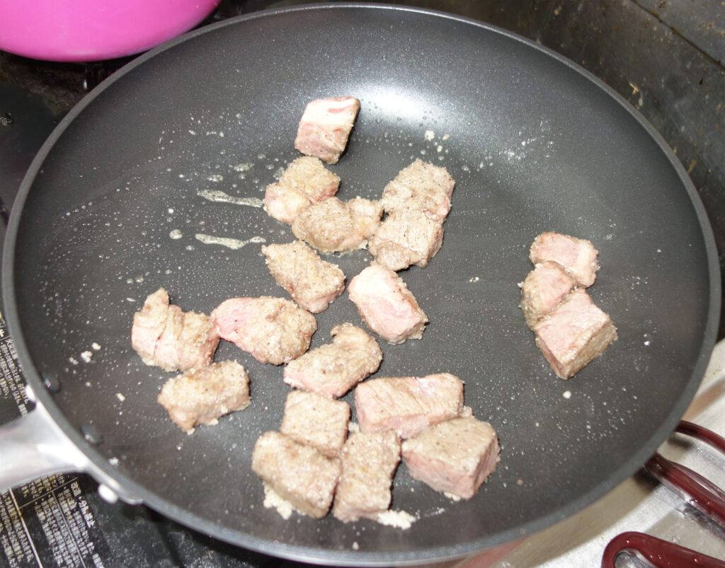 フライパンで焼かれた牛肉