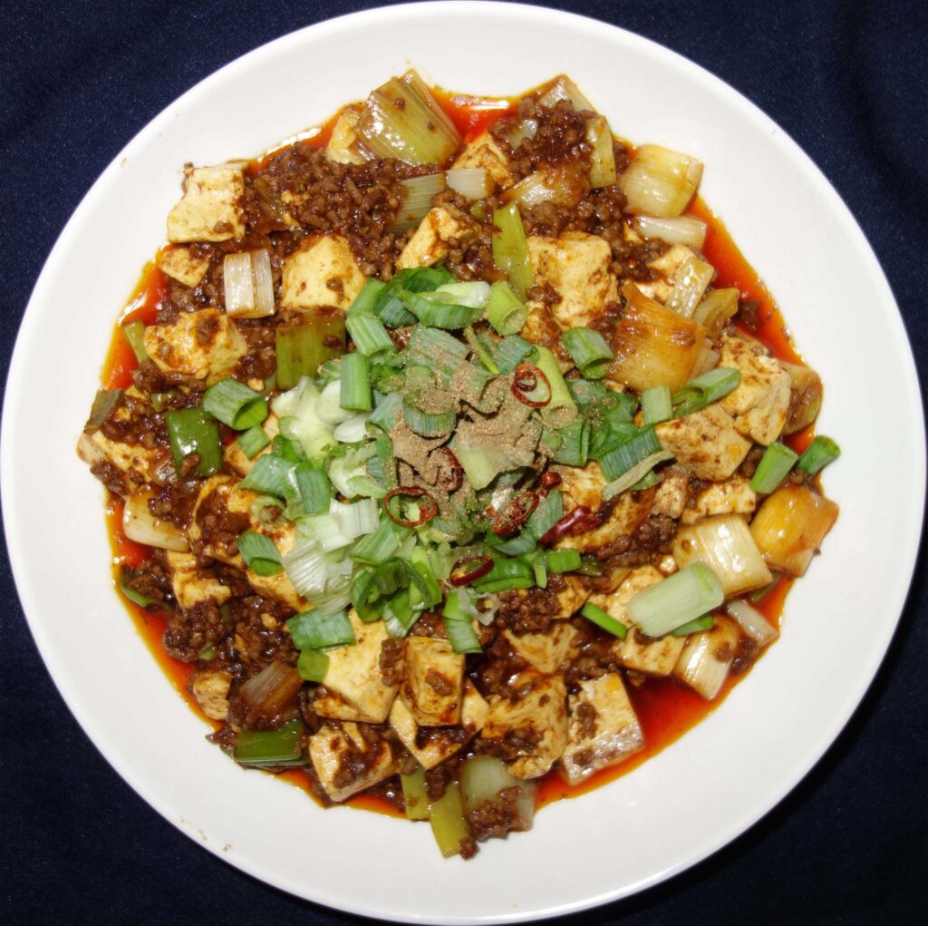 白い皿に盛られた麻婆豆腐