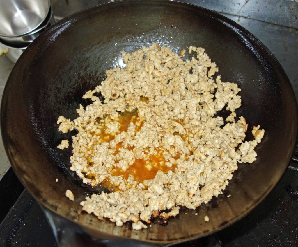 中華鍋で炒めた鶏ひき肉