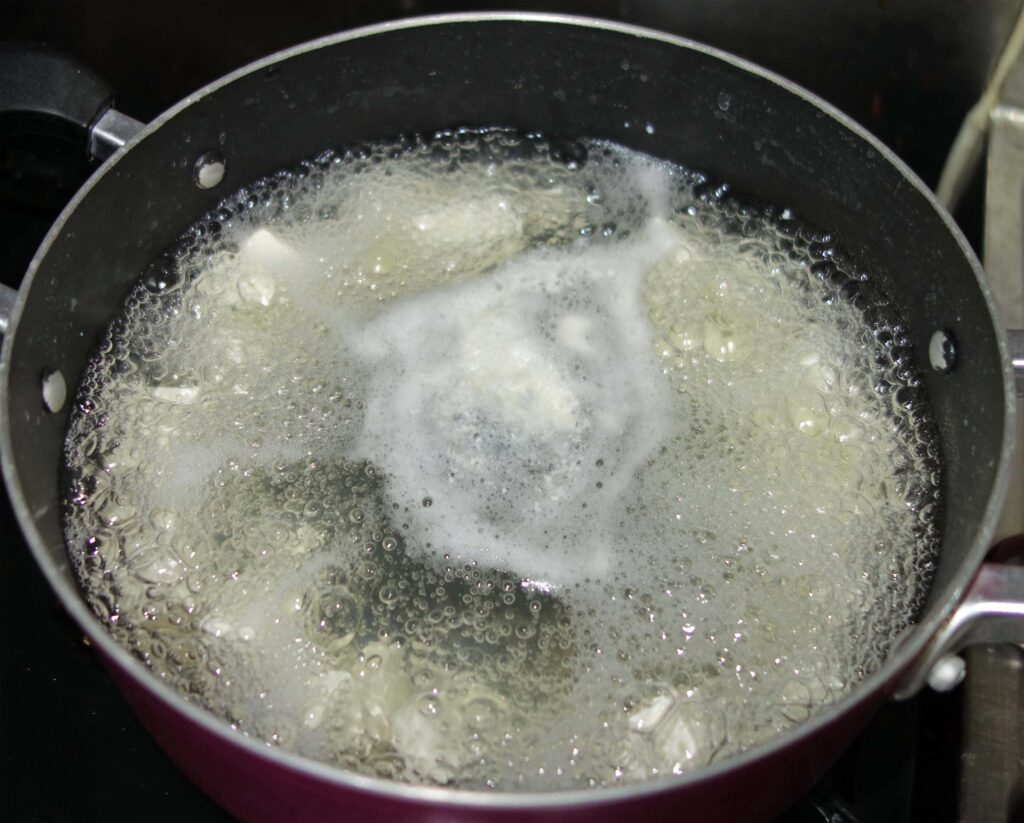 鍋で豆腐をゆでている様子