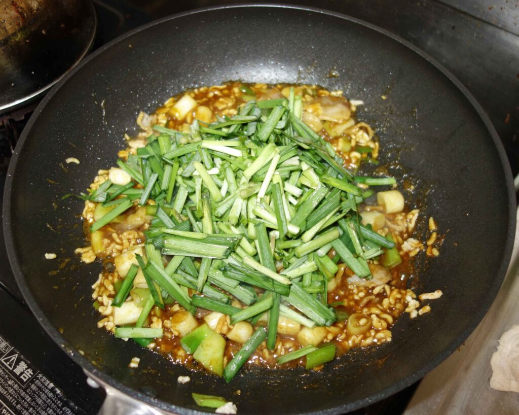 ニラ玉を炒めているフライパン