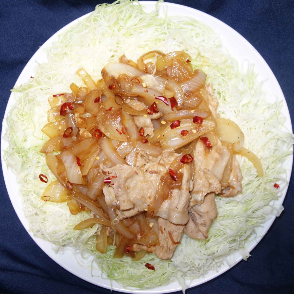 豚肉の生姜焼きと千切りキャベツ