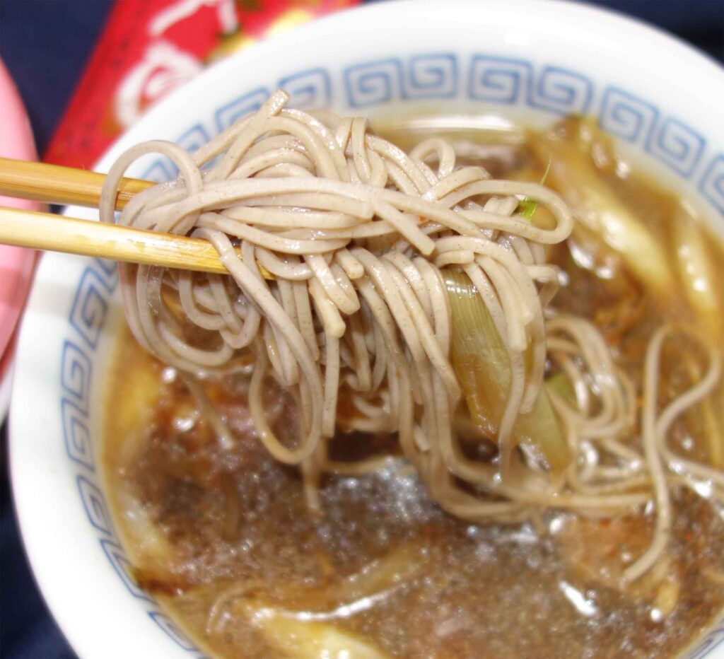 箸で持ち上げられた蕎麦