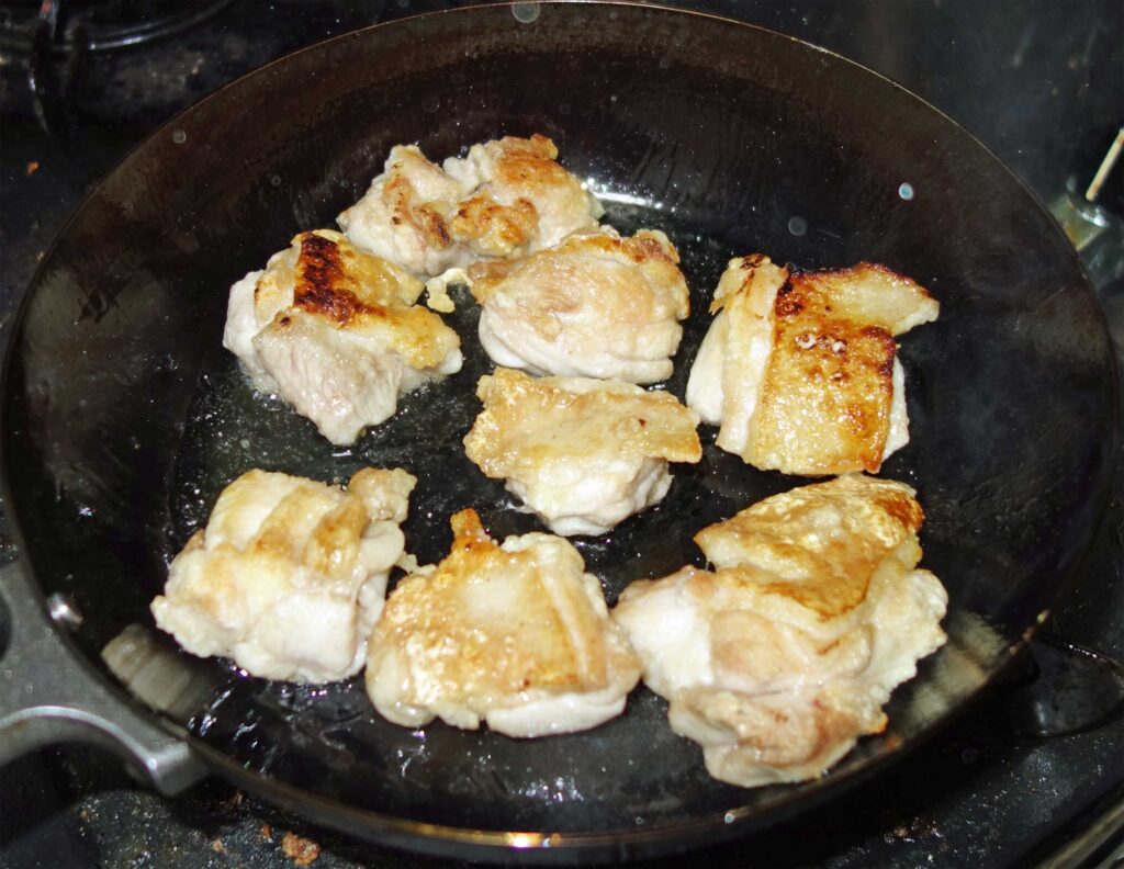 フライパンで焼かれた鶏肉