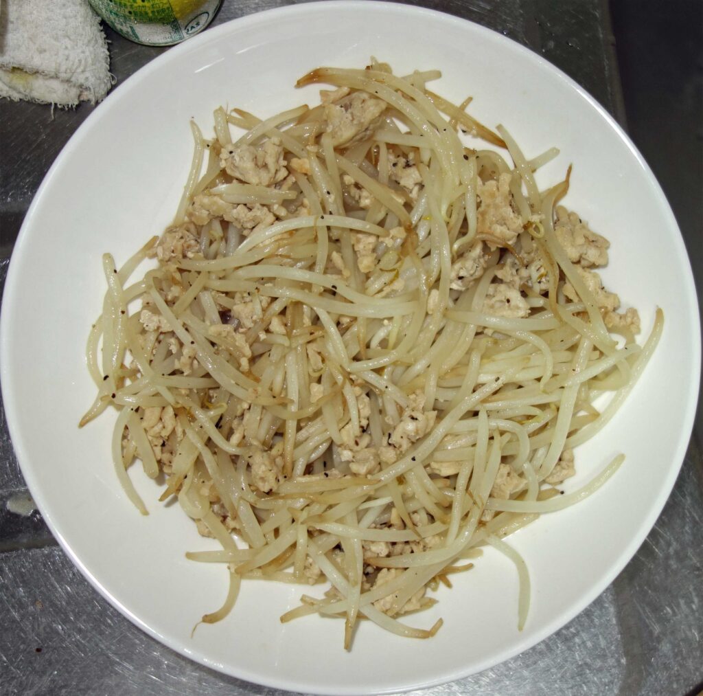 もやしとひき肉の炒め物