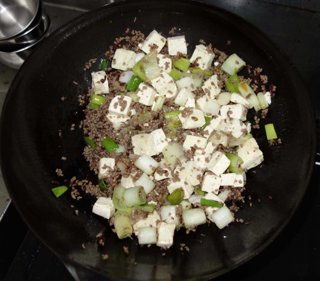麻婆豆腐を作る様子