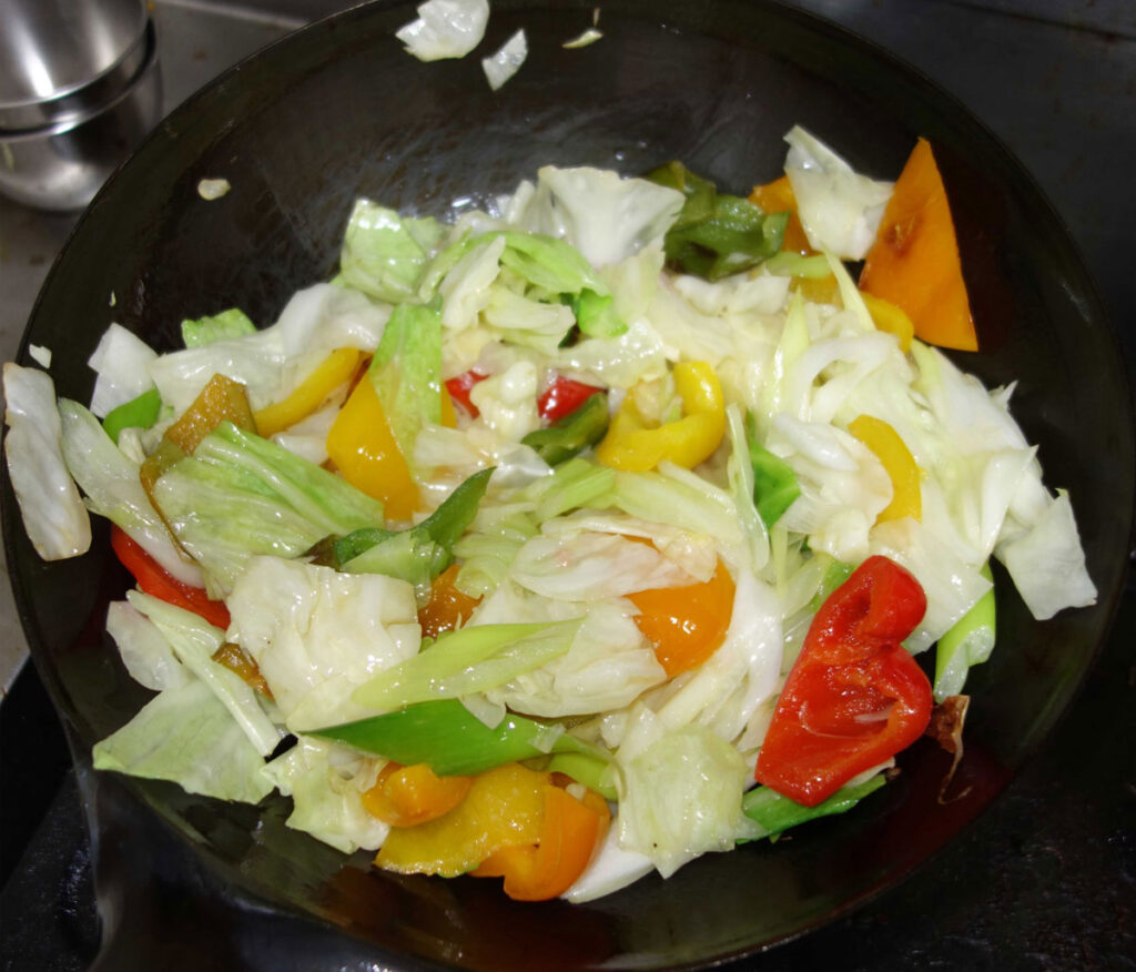 中華鍋で炒めた野菜炒め