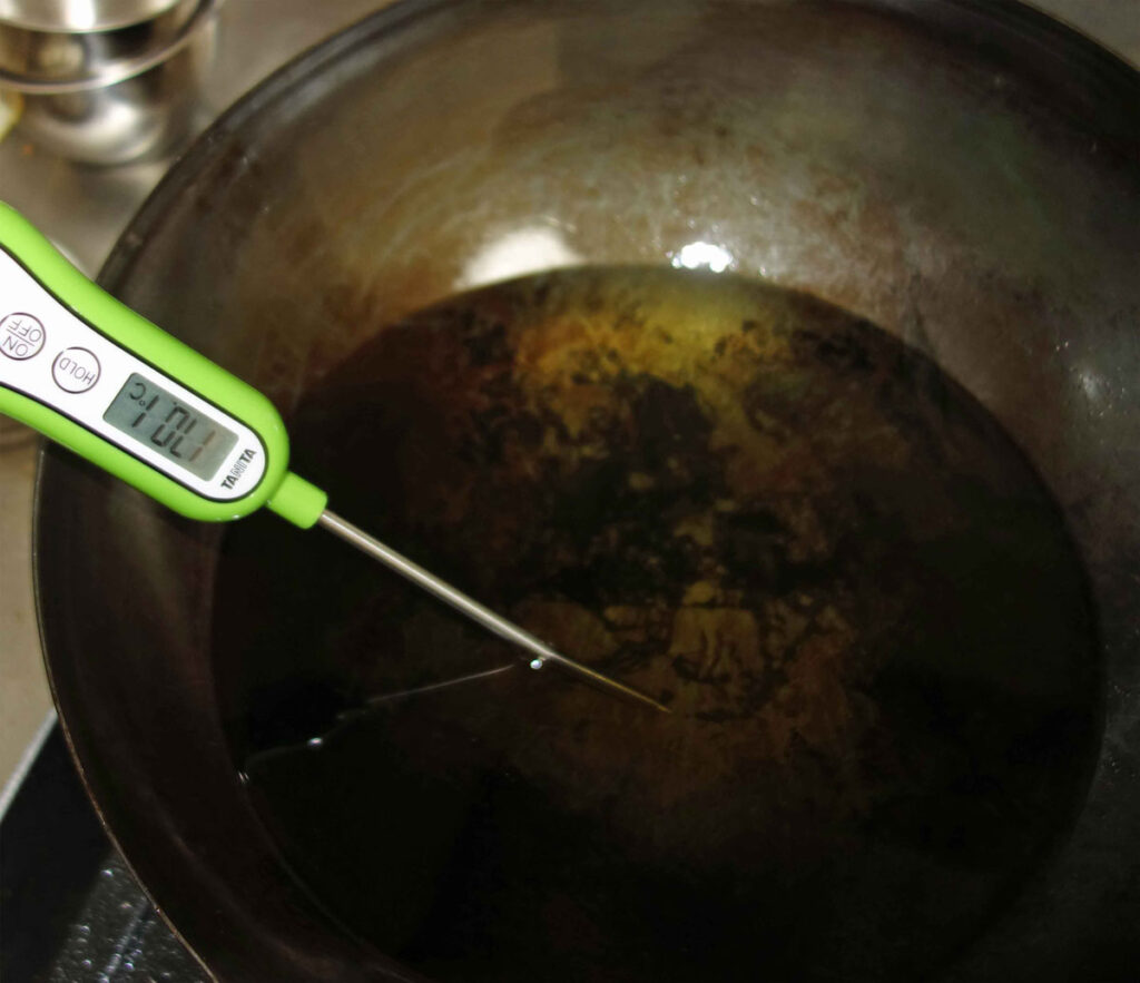 油の温度を測る温度計