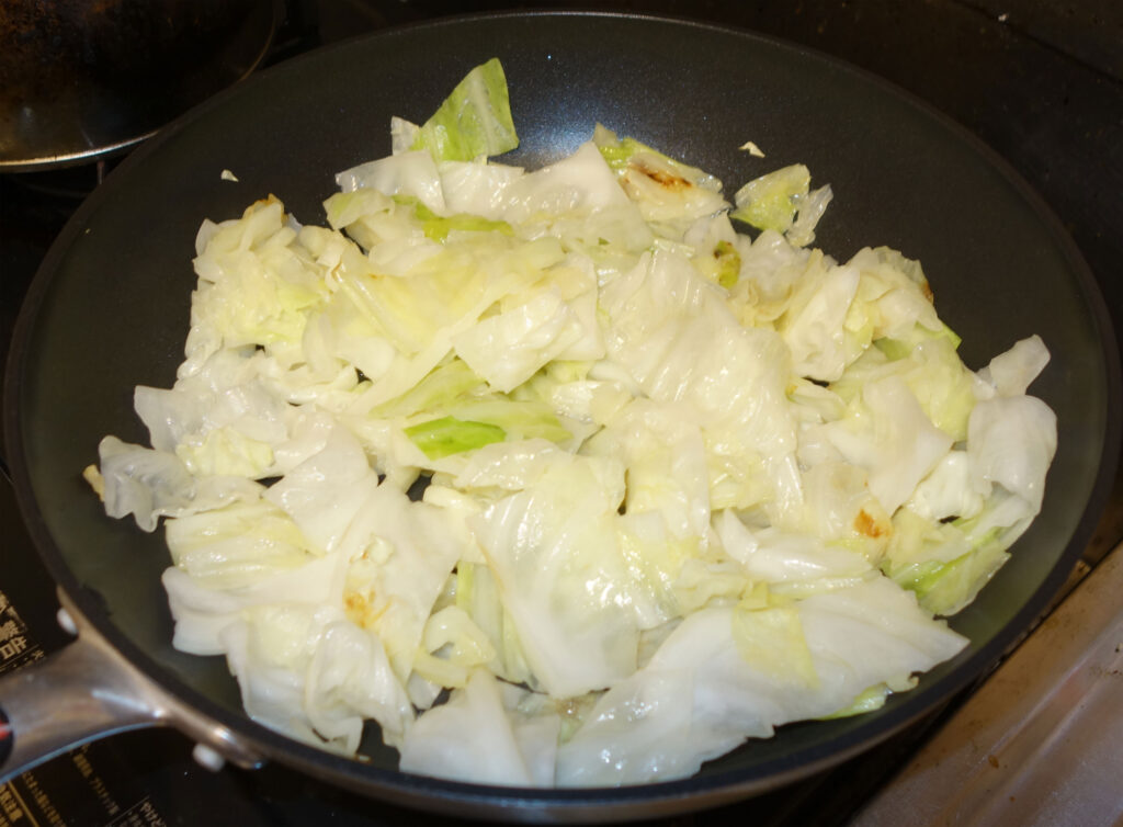フライパンで炒めたキャベツ