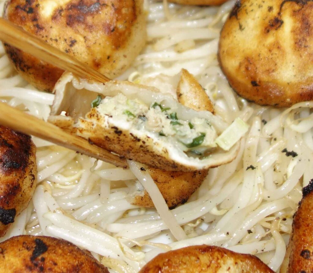 箸で割った焼き小籠包ともやし