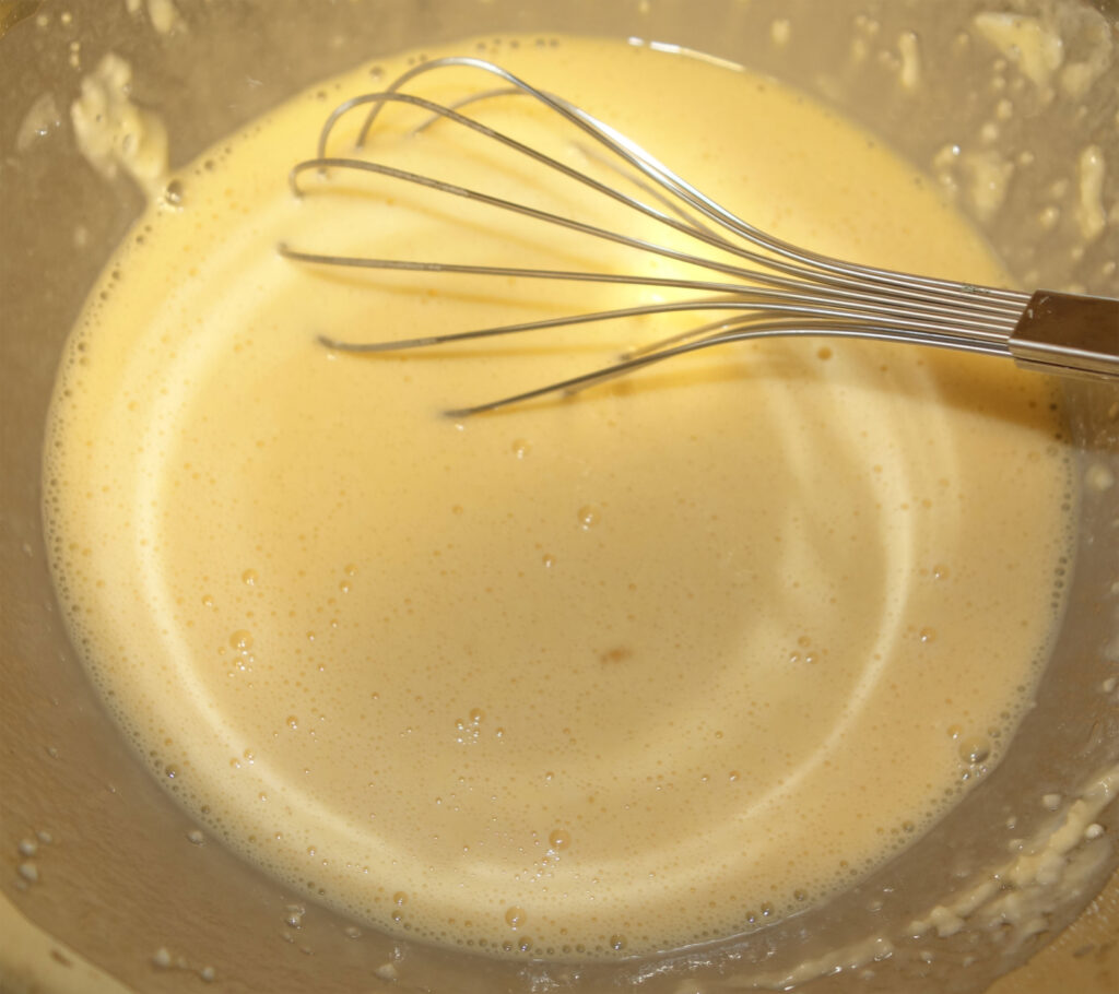 泡だて器で混ぜられたケーキ生地