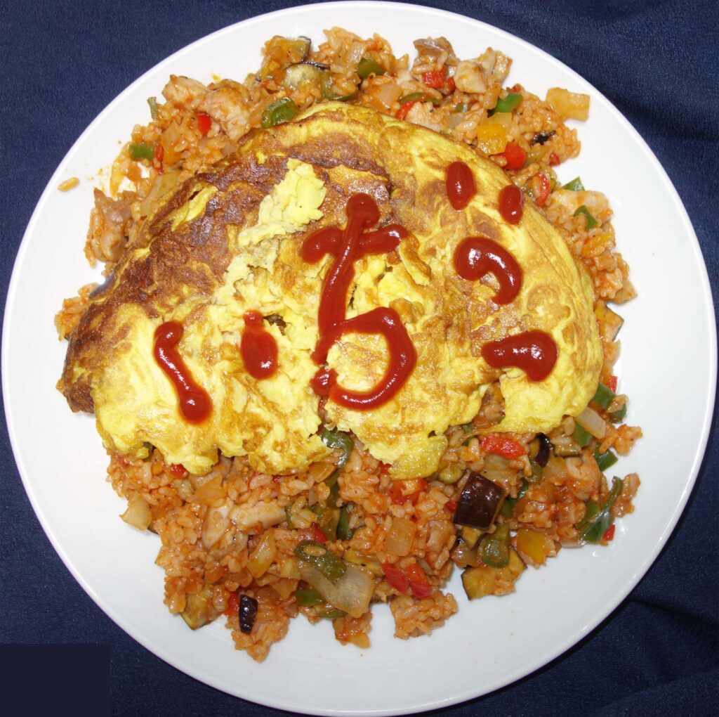 ケチャップで文字が書かれたオムライス