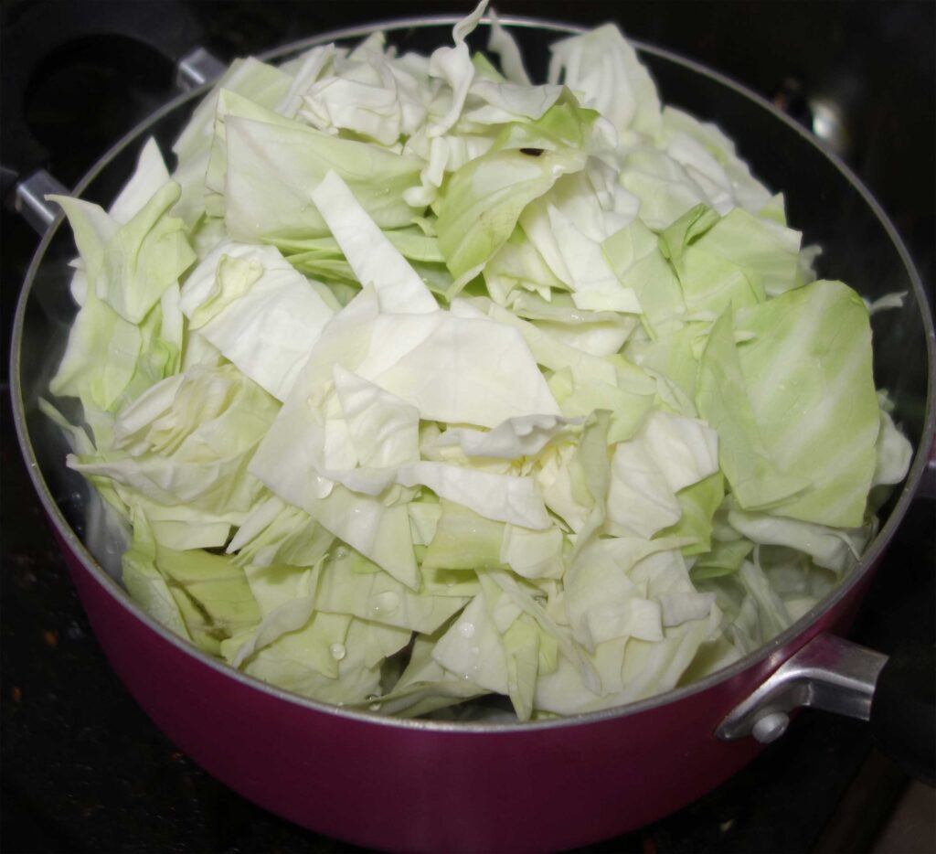 鍋に入ったカットキャベツ