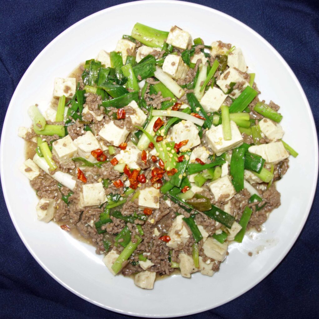 白い皿に盛られた麻婆豆腐