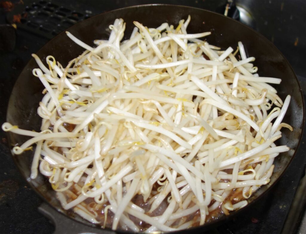 フライパンで調理中のもやし