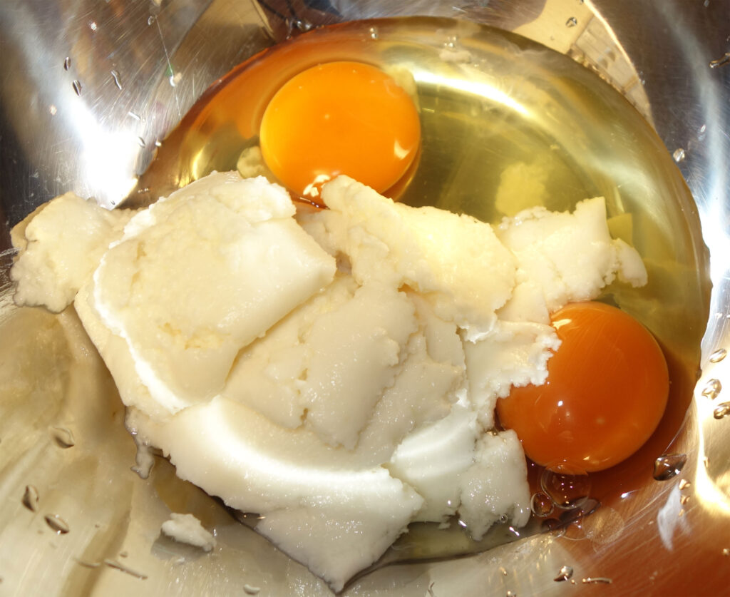 ボウルに入ったラードと卵